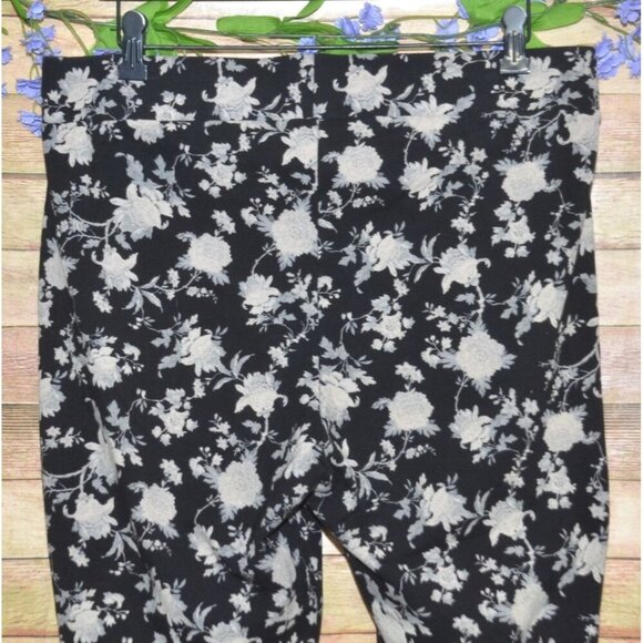 Torrid Womens 2 2X Black Cream Floral Leggings Short Knee Length Pockets Stretch - Picture 4 of 7